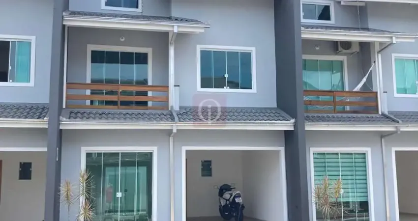 Sobrado geminado em condomínio fechado no bairro Floresta !