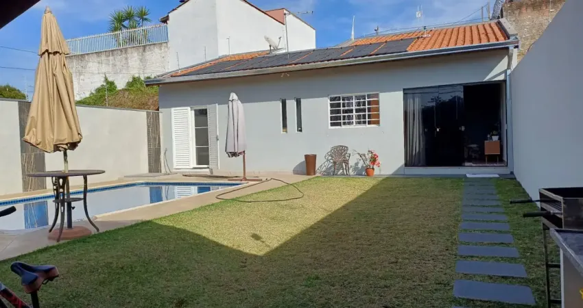 Linda casa pequena com piscina aquecida, totalmente arborizada, linda vista e sol