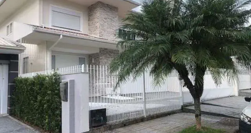 Casa alto padrão com 3 andares, suíte master e 2 demi-suíte Ponta de Baixo
