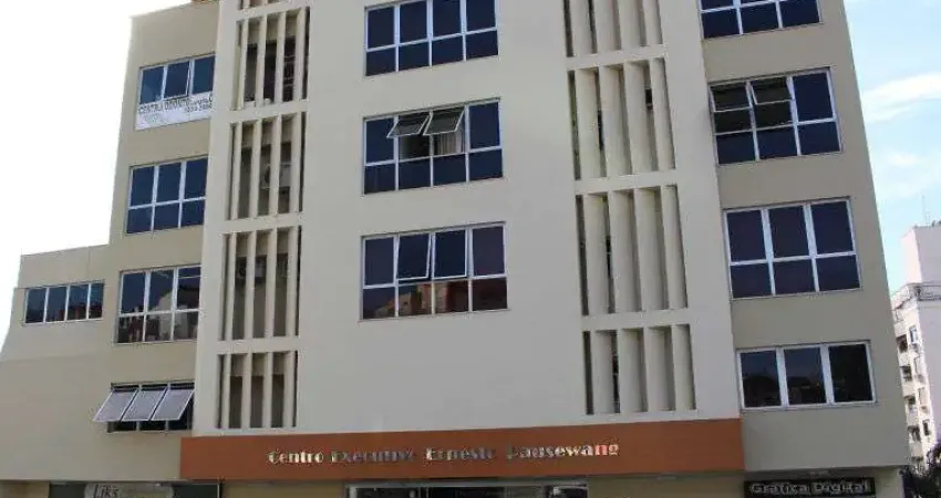 Loja comercial térrea com sobreloja, 2 vagas de garagens- Trindade