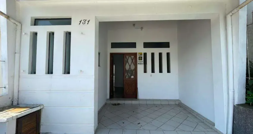 Casa com 3 quartos para alugar na Rua Professor Anacleto Damiani, 131, Centro, Florianópolis