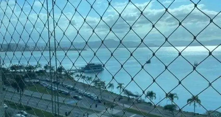 Apartamento com 4 dormitórios, 2 vagas de garagem - frente para beira mar.