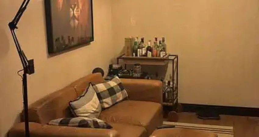 Apartamento totalmente renovado e decorado, dois dormitorios.