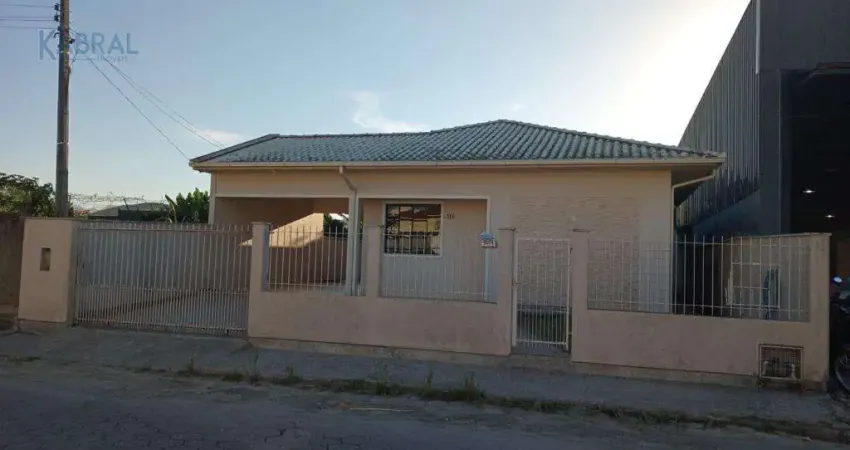 Casa com 3 quartos para alugar na Rua Eugênia Pereira Cardoso, 119, Aririu, Palhoça