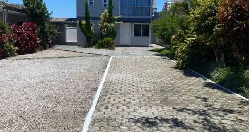 Casa ampla com 3 quartos (possibilidade para 5) - excelente localização