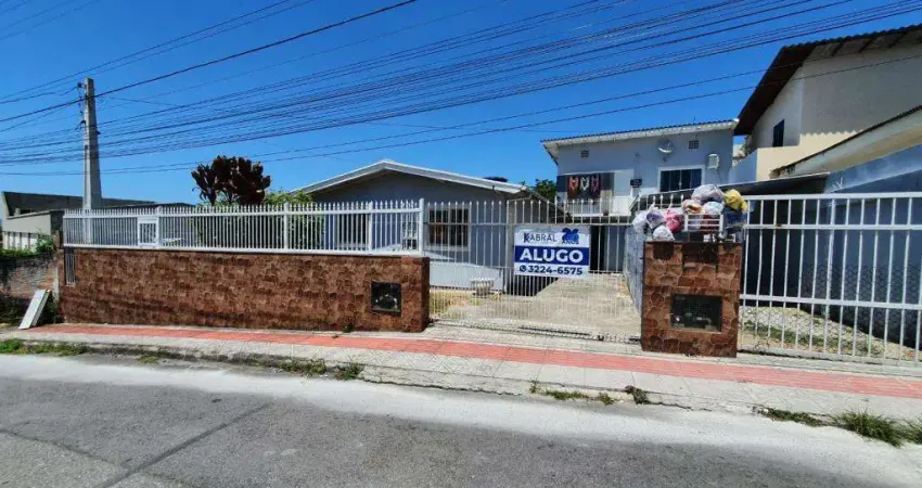 Casa com 3 quartos para alugar na Rua Álvaro Muller, 139, Real Parque, São José
