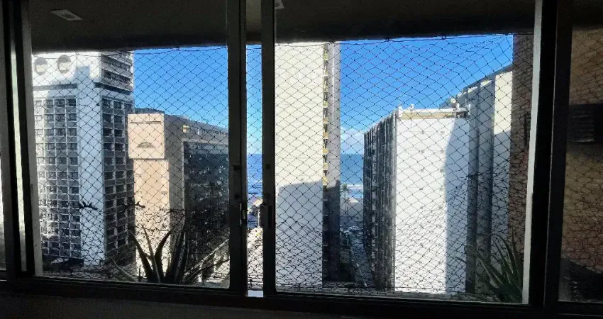 Vendo apartamento em Boa Viagem, apenas 100 metros da praia, ventilado.
