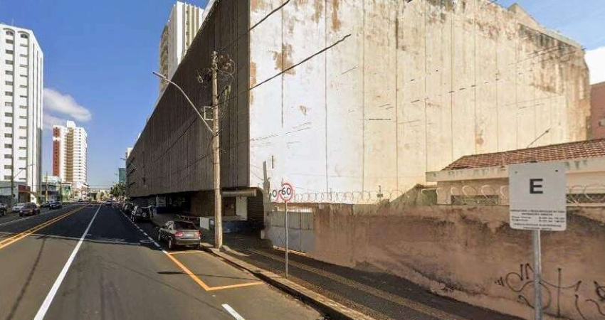 VENDE-SE UM TERRENO DE 520 METROS QUADRADOS NO CENTRO DA CIDADE - EXCELENTE OPORTUNIDADE!