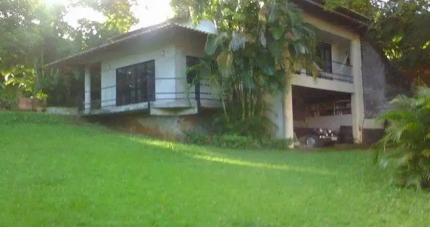 EXCELENTE CASA DE CAMPO 2/4 COM SUÍTE, MOBILIADA COM ÁREA GOURMET PRIVATIVA EM CONDOMÍNIO