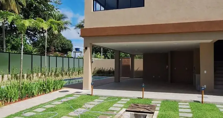 Localização privilegiada em Buraquinho, perto da praia, escolas, supermercados e fácil acesso à Estrada do Coco