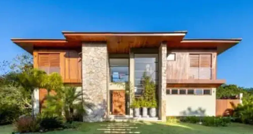 Casa fenomenal do condomínio praia bella em praia do forte. localizado a 600m da praia a casa situada em alameda,