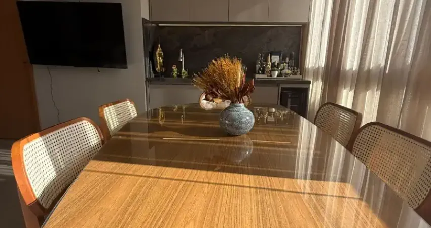 Apto em condomínio com 01 dormitório e uma suíte, com closet grande, lavanderia,cozinha  integrada com sala