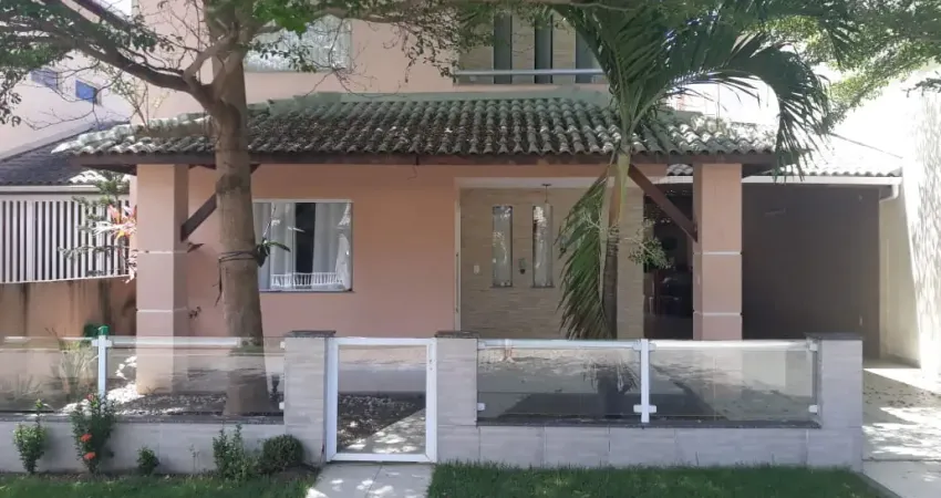 O sobrado está localizado no bairro buraquinho com 198 metros quadrados com 4 quartos sendo 3 suites e 4 banheiros