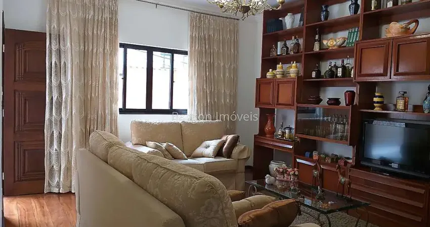 Casa Linear com 4 quartos sendo 1 suíte, área externa, mais Edícula completa a venda no Bairro Jardim Laranjeiras em Juiz de Fora MG.
