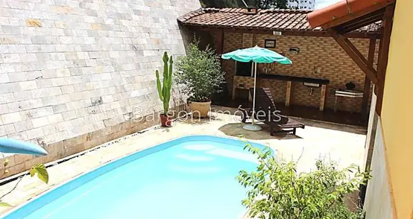 Casa com 3 quartos sendo 1 suite e área de lazer com espaço gourmet e piscina no Bairro São Mateus em Juiz de Fora