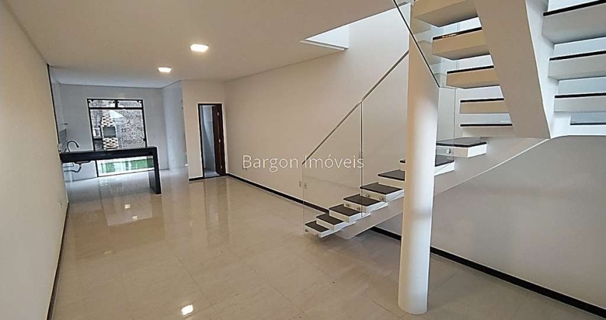 Maravilhosa casa duplex com 3 quartos sendo 1 suíte a venda no Bairro Aeroporto em Juiz de Fora