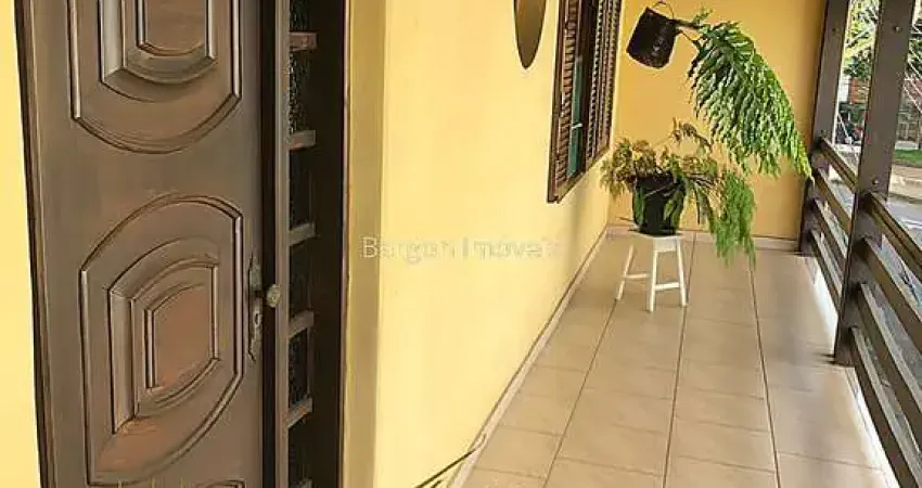 Casa triplex com 6 quartos sendo 1 suíte a venda no Centro de Juiz de Fora