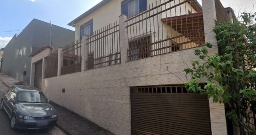 Casa  duplex de 4 quartos (sendo 1 suite master) com piscina e espaço gourmet a venda no Parque Guaruá - Juiz de Fora à venda