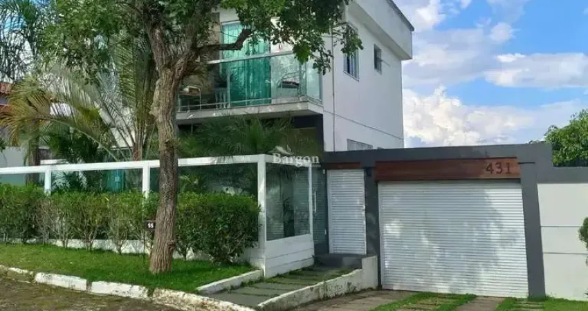 Casa triplex com 3 quartos sendo 2 suítes e 4 vagas de garagems a venda em Condomínio Fechado no Bairro Parque Jardim da Serra em Juiz de Fora