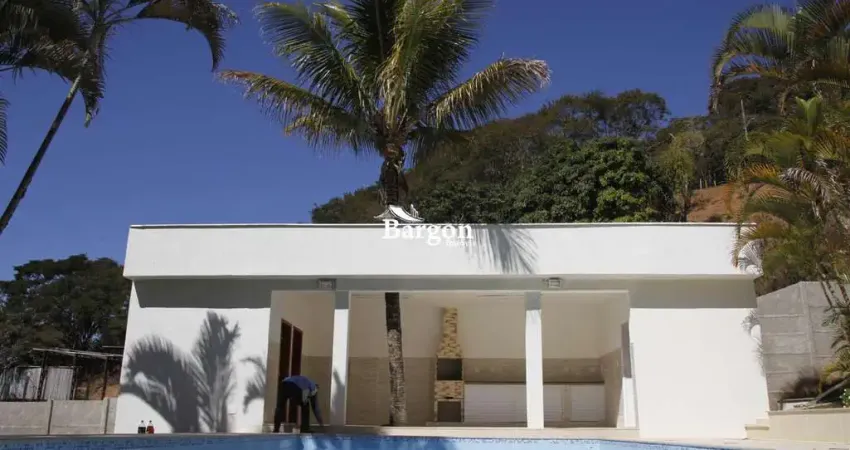 Casa linear com 4 quartos sendo 2 suítes à venda no Condomínio Parque Jardim da Serra em Juiz de Fora