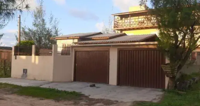 Complexo habitacional com 6 quartos, 4 banheiros e 4 cozinhas no total.