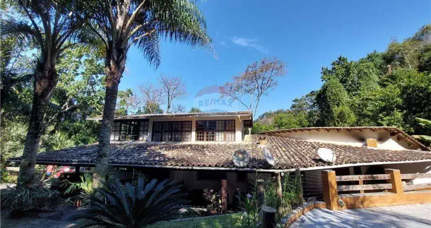 Casa aconchegante à venda no Camorim, colada ao Parque Estadual da Pedra Branca.