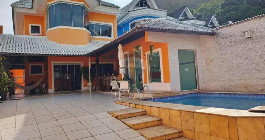 Casa com 4 quartos, 264m2, à venda por R$ 749.000, no Camorim.