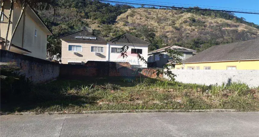Vende dois Terrenos total de 360m2 num excelente condomínio em Vargem Grande.