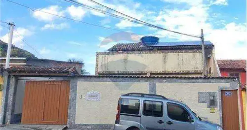 Imóvel a venda com duas casas na rua dos Biólogos na Taquara .