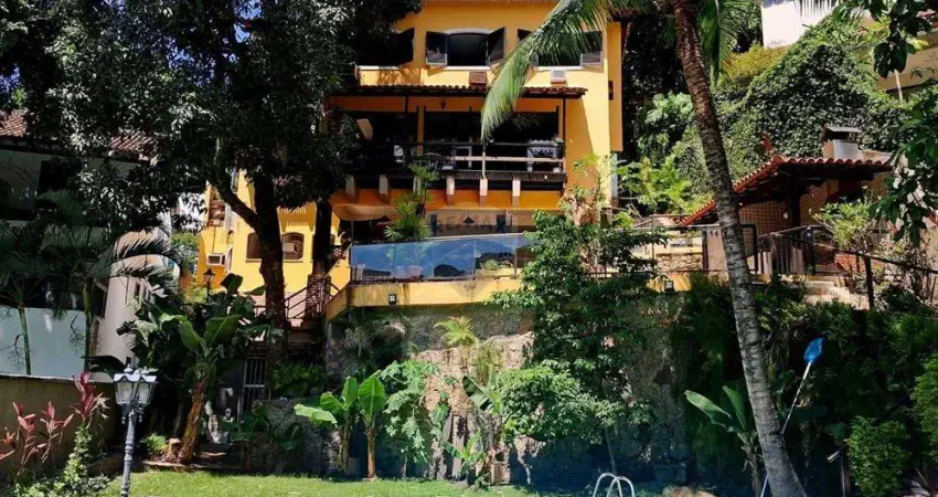 Espetacular Casa à Venda na Gávea, com 357 m², 6 quartos, salão de jogos e piscina num lindo jardim