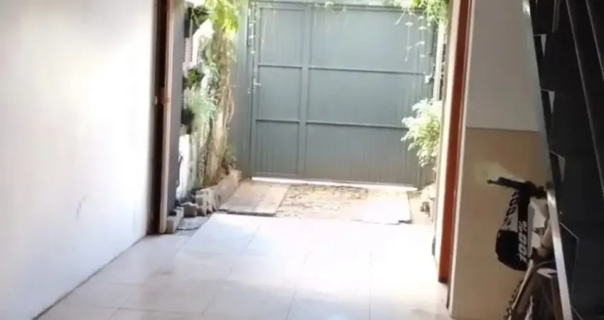 Franceschini vende um lindo sobrado , em ana rech, ponto nobre da cidade