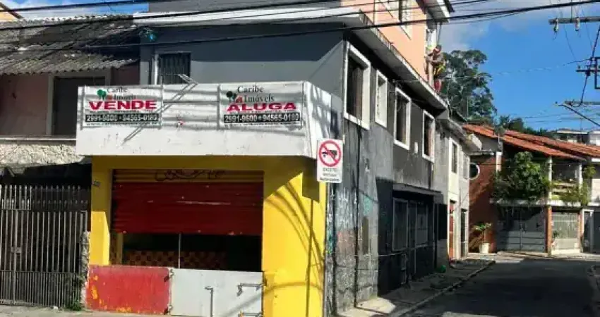 Salão comercial no piso térreo, no piso superior com 4 salas / dormitórios