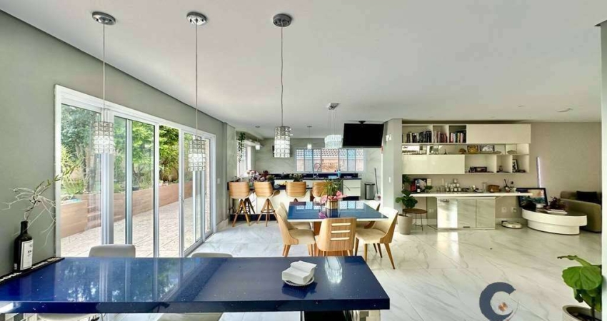 Imóvel de Alto Padrão com 3 suítes, living para 6 ambientes, climatizada!