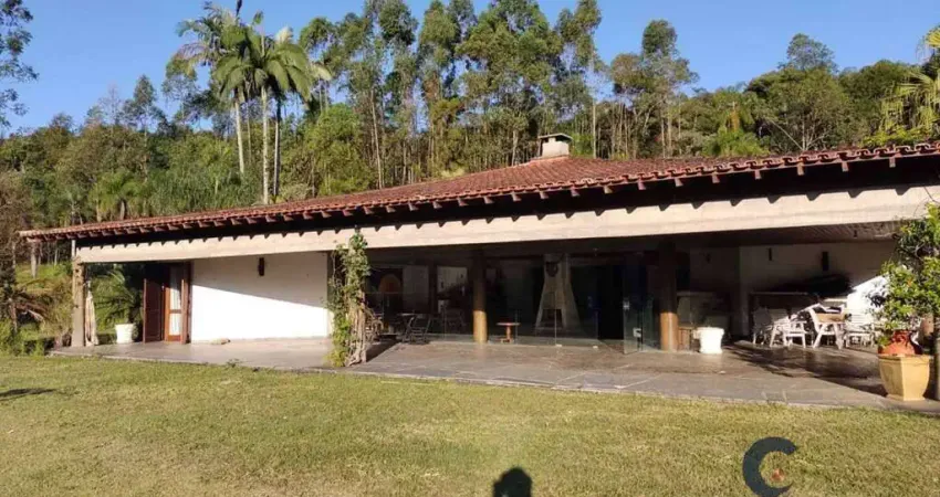Casa em Excelente Lote! 5 dorms/1sts, avarandada! à venda, 300 m²