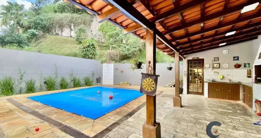 Charmosa Casa em Estilo Campestre -  312 m², Condomínio Villa Bianca.