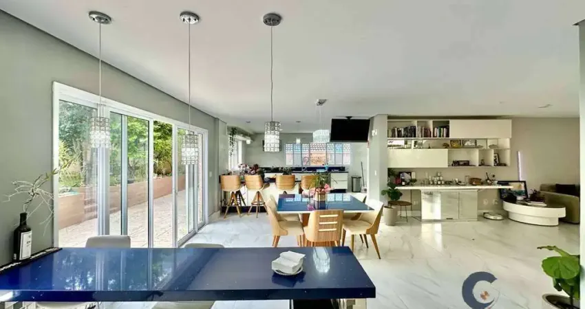 Imóvel de alto padrão com 3 suítes, living para 6 ambientes, climatizada!