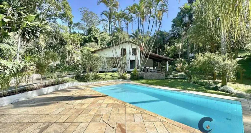 Linda casa com suítes + loft hóspedes e piscina no algarve por r$ 1.950 mil