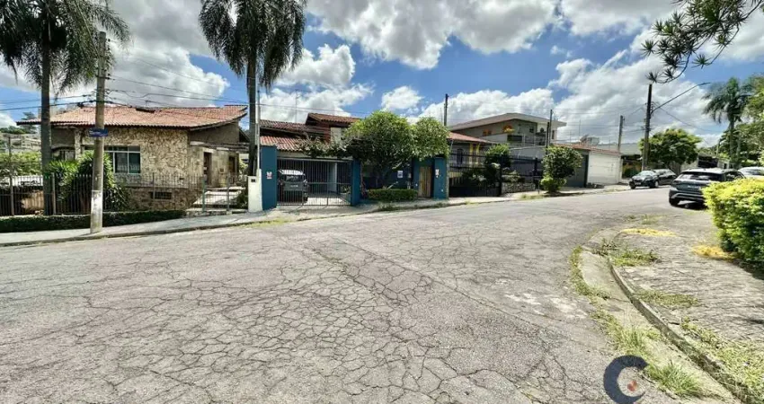 Casa reservada e rústica com 4 dorms/2sts, churrasqueira e jardim!