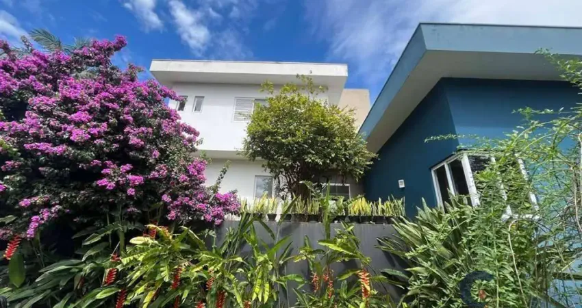 Maravilhosa casa com 3 suítes, piscina, churrasqueira! 300 m²