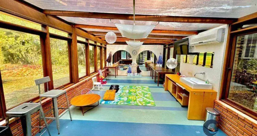 Belíssima casa com área total de 1866m2 a venda no forest hills - jandira