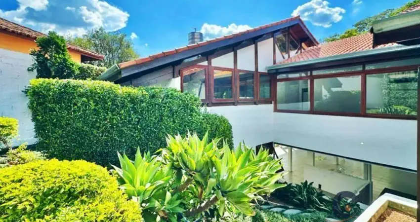 Maravilhosa casa envidraçada, com planejados, muito verde! 345 m²