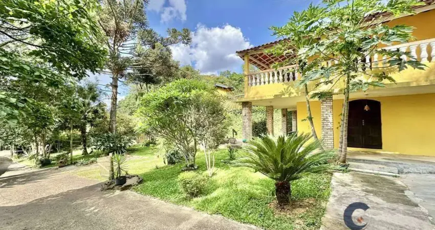 Cond. jardim colibri - rústica, avarandada, c/ 3 dorms, quintal e jardim!