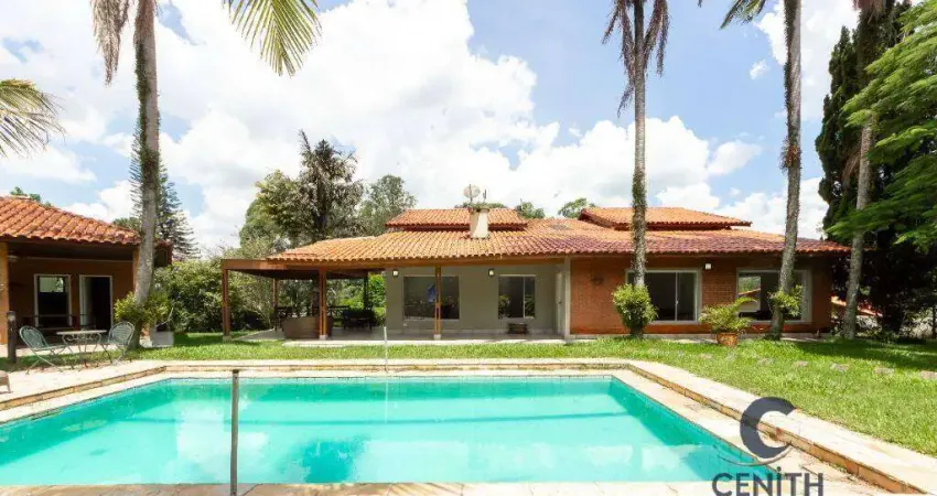 Incrível casa com 5 dorms/3sts, churrasqueira, bar, piscina, sauna, gourmet