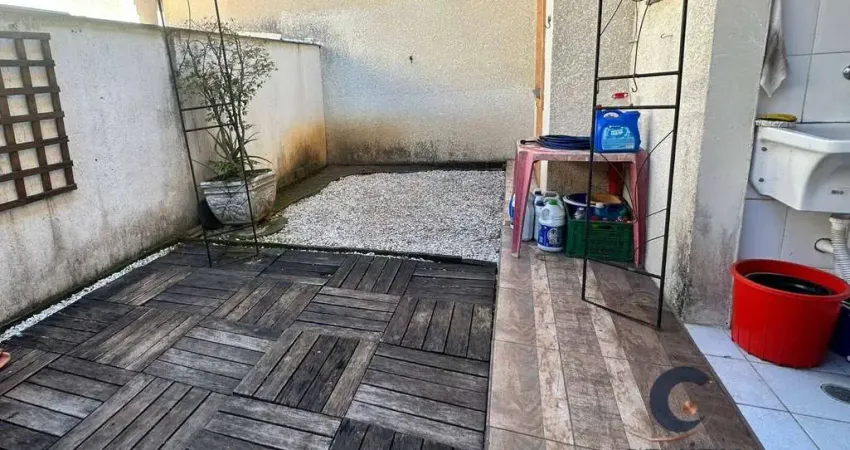 Casa térrea em condomínio com 2 dormitórios, quintal aberto!