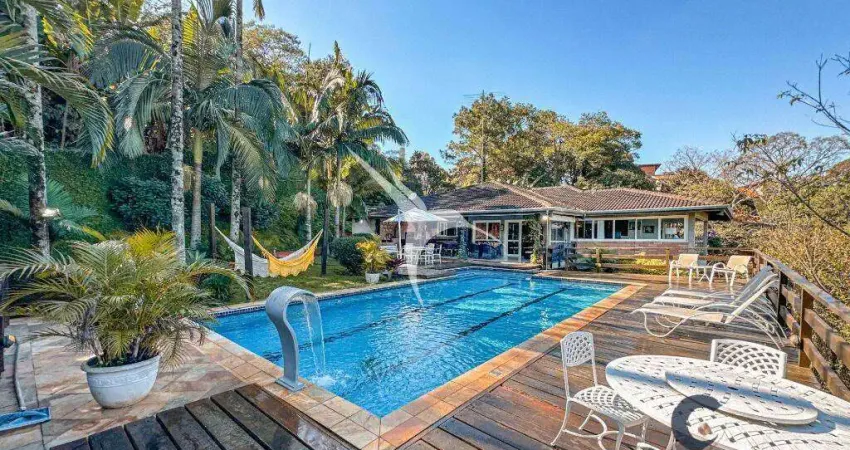 Casa térrea em estilo chácara, completamente privativa e imersa em natureza