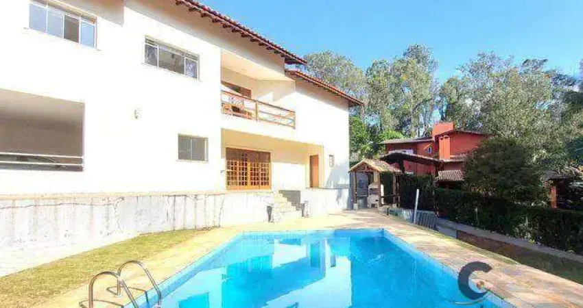 Confortável casa com 4 suítes à venda, churrasqueira, muito verde! 465 m²
