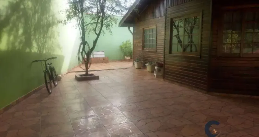 Casa aconchegante com 3 dormitórios, escritório e quintal com gramamado