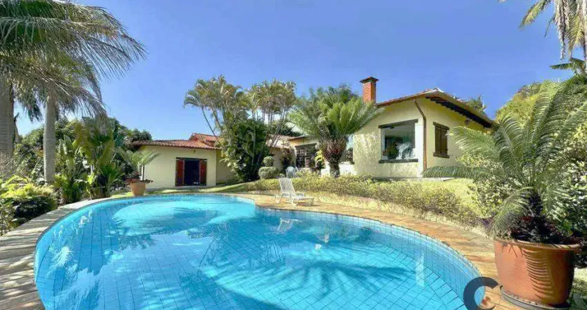 Residência térrea com jardim frutífero, piscina e 5 dormitórios