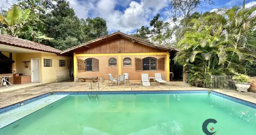 Casa de campo térrea estilo colonial com piscina e espaço gourmet
