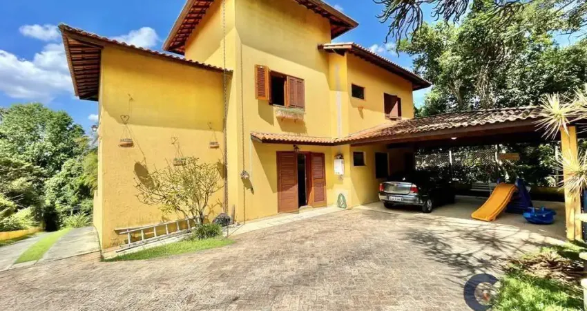 Casa contemporânea em área de preservação com 4 dormitórios e jardim